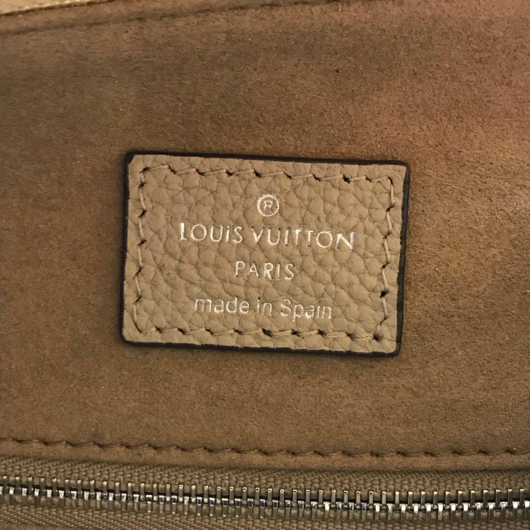 L0vis Vvtt0n Beaubourg Hobo MM Mahina Leather Replica Beige M56073