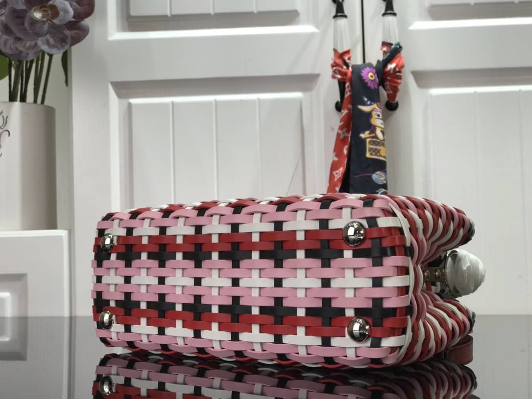 L0vis Vvtt0n Capucines Taurillon Hand Shoulder Bag Replica Red M94519