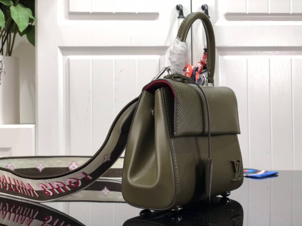 L0vis Vvtt0n Cluny Mini Epi Leather M58928 Replica Shoulder Bag