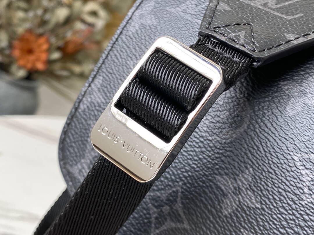 L0vis Vvtt0n Monogram Flap Leather Small Messenger Bag Replica Black M30746