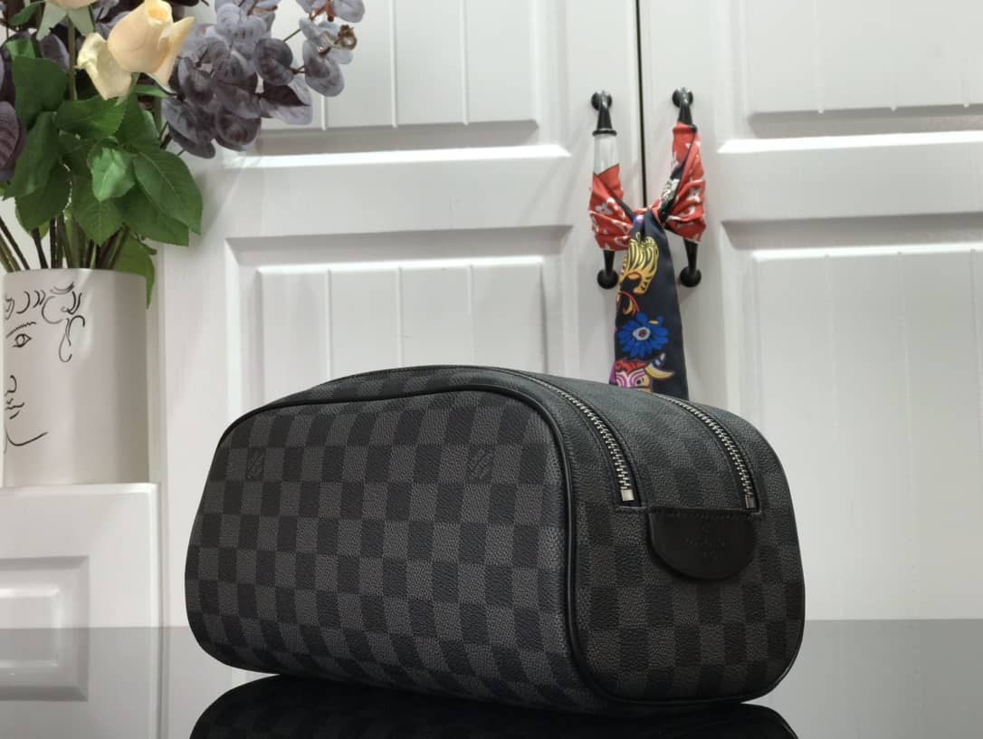 L0vis Vvtt0n King Size Toiletry Bag Replica Black M47528