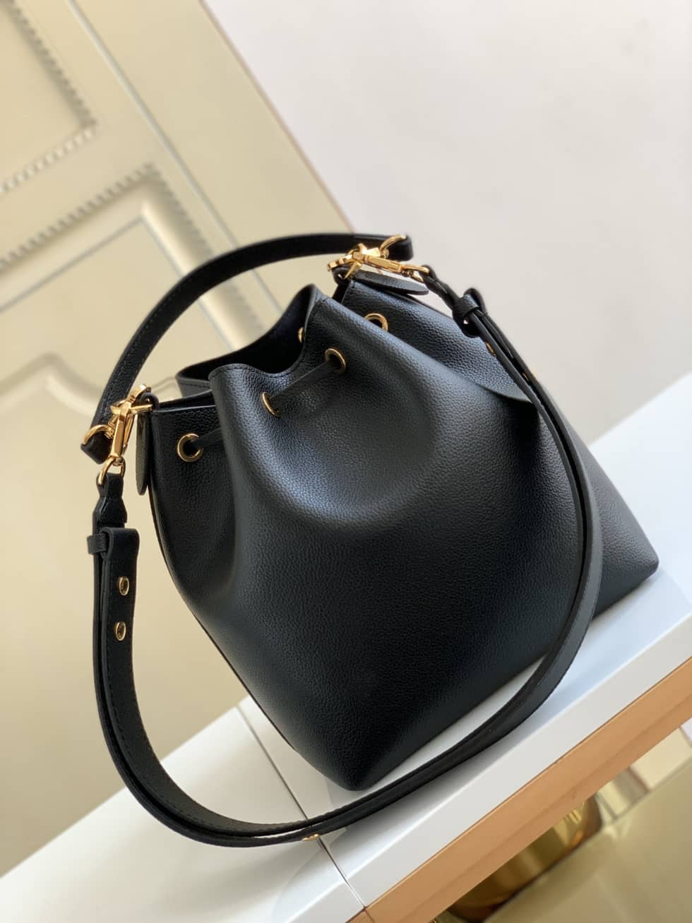 L0vis Vvtt0n Lockme Grained Calf Leather Black M57687 Replica Bucket Bag