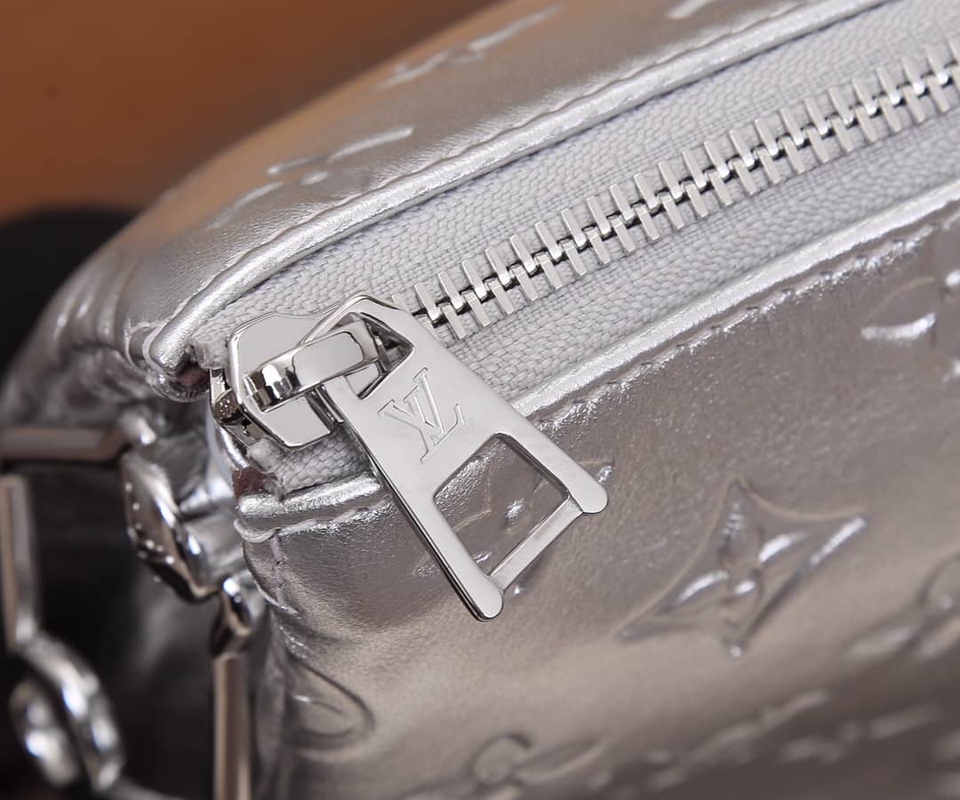 L0vis Vvtt0n Coussin PM Monogram Embossed Replica Crossbody Bag Silver M57790