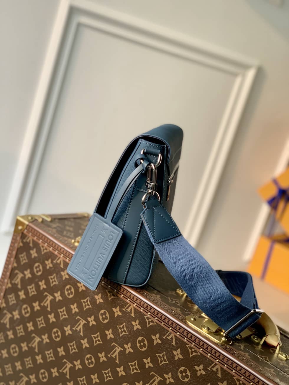 L0vis Vvtt0n Aerogram Calfskin Blue M59327 Replica Messenger Bag