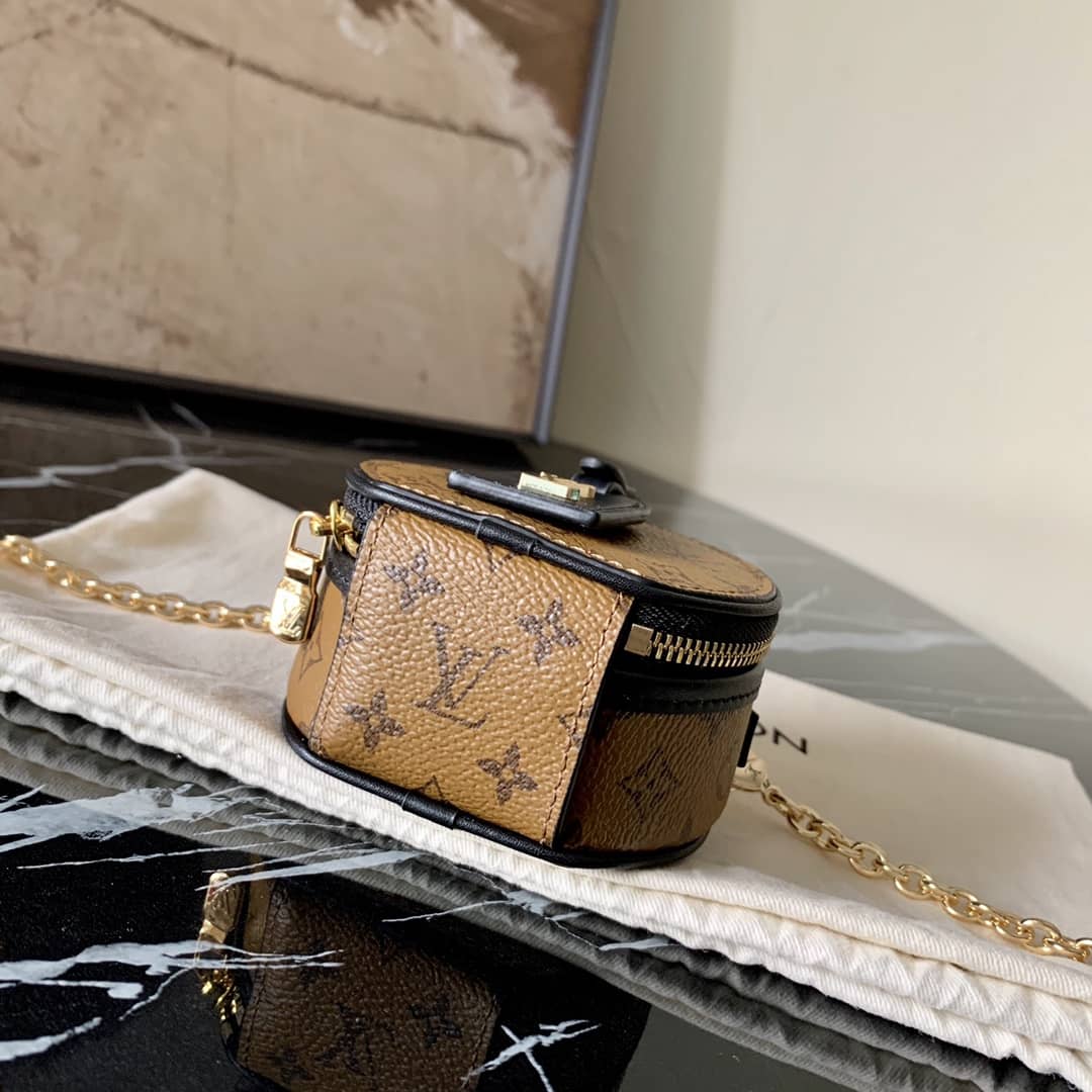 L0vis Vvtt0n Petite Boite Chapeau Necklace Replica Bag M68577