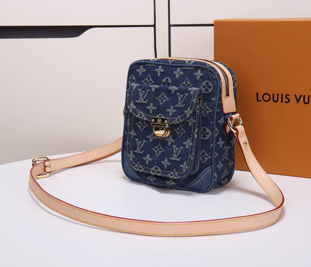 L0vis Vvtt0n Monogram Denim Replica Camera Bag M95348
