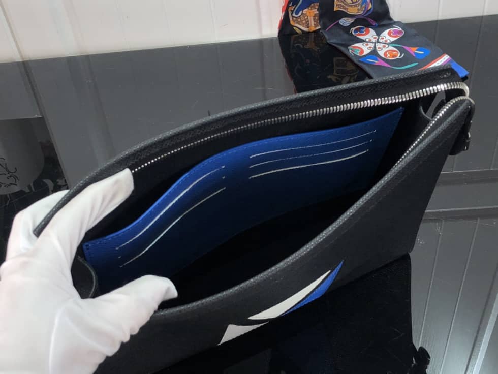 L0vis Vvtt0n Taiga Pochette Voyage Black M59147 Replica