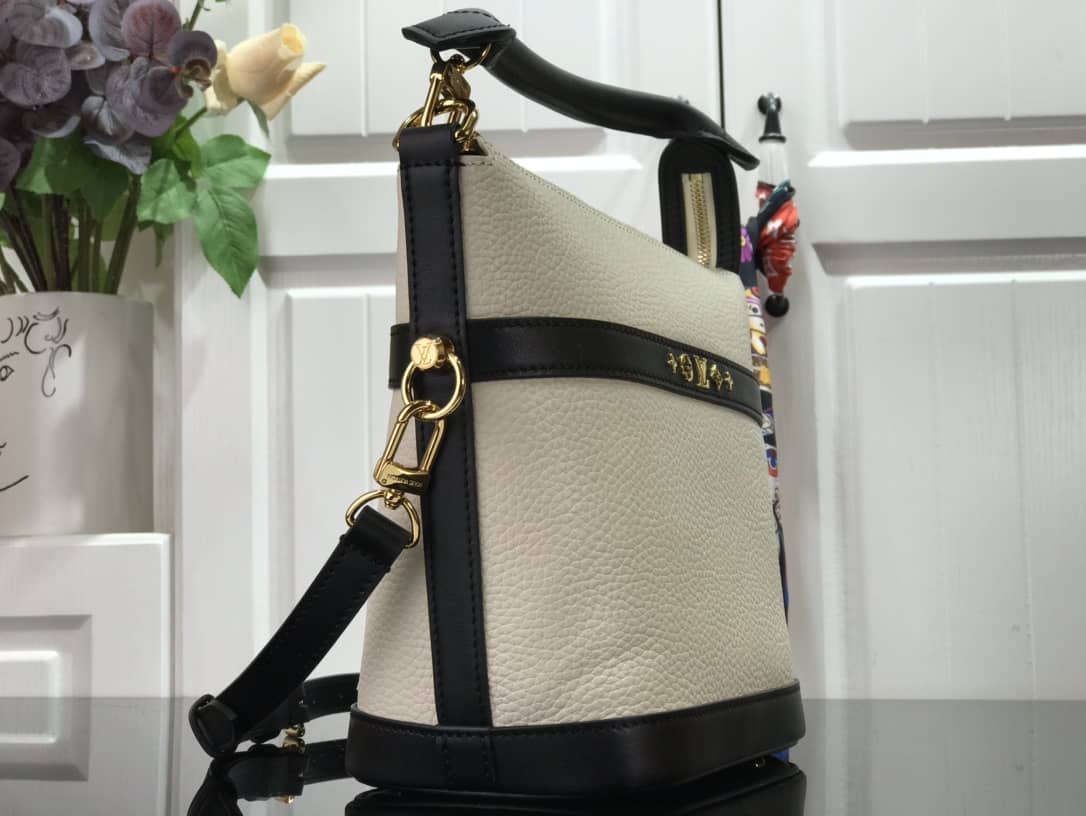 L0vis Vvtt0n Cruiser PM Calfskin Leather Replica Bag White M57934