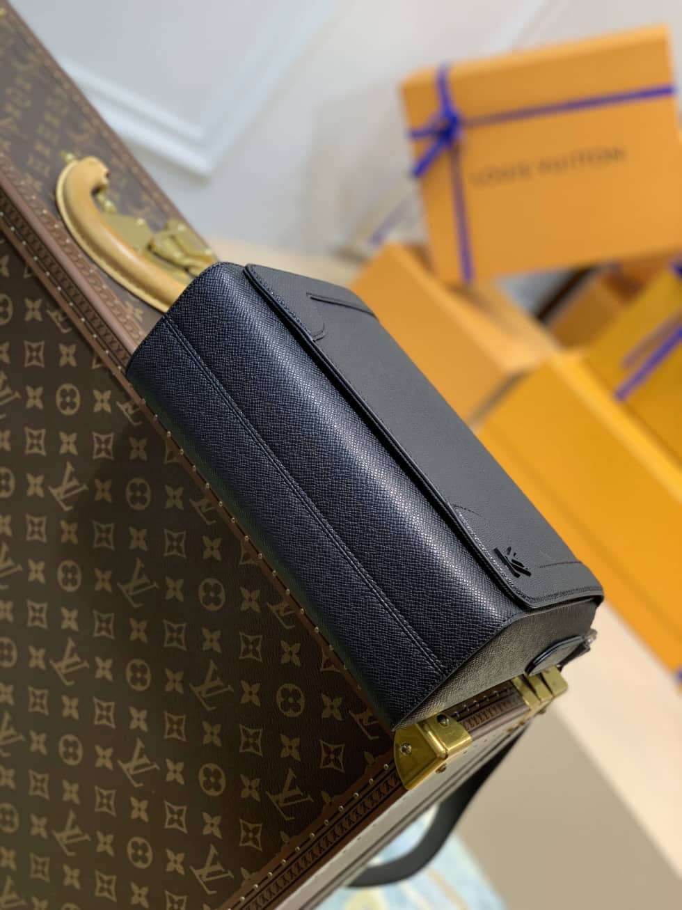 L0vis Vvtt0n New Flap Taiga Noir M30807 Replica Messenger Bag