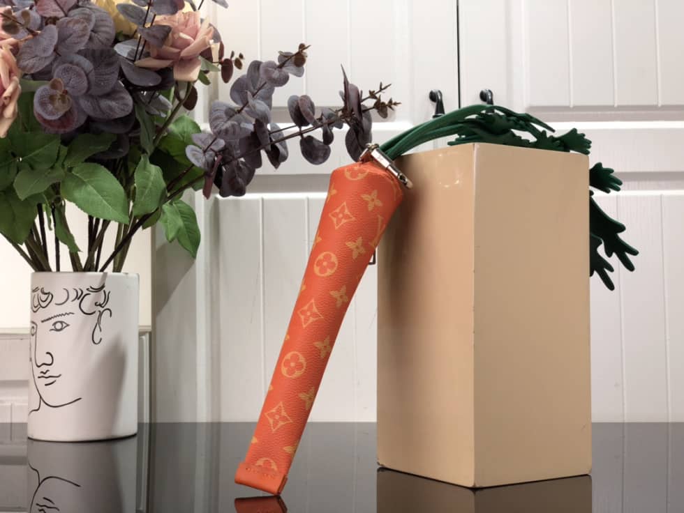 L0vis Vvtt0n Carrot Pouch Everyday Pouch Virgil Abloh 2021 M80851 Replica