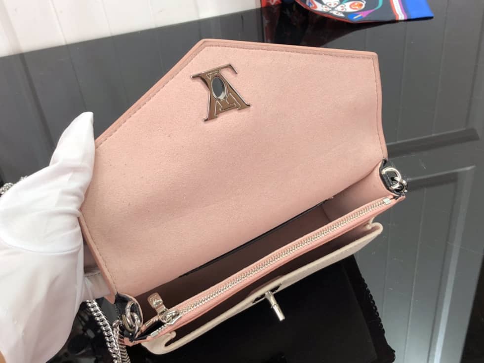 L0vis Vvtt0n Pochette Lock Me Chain M63980 Replica Crossbody Bag