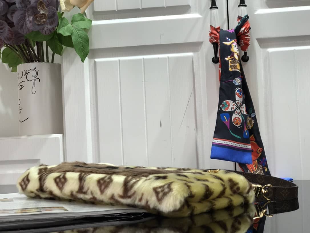 L0vis Vvtt0n In The Winter Muff Replica Bag M76094