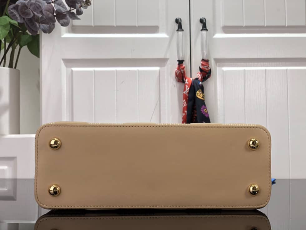 L0vis Vvtt0n Capucines MM Beige M59225 Replica Shoulder Bag