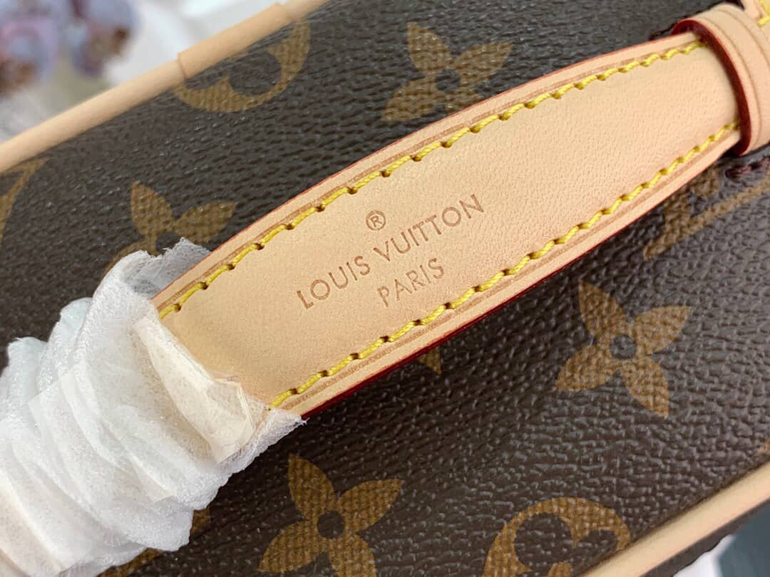 L0vis Vvtt0n Mini Monogram Canvas Beauty Case Replica M44496