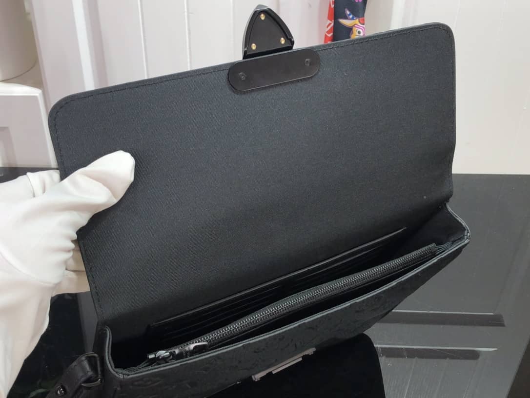 L0vis Vvtt0n S Lock A4 Monogram Taurillon Cowhide Leather Pouch Replica Black M80582