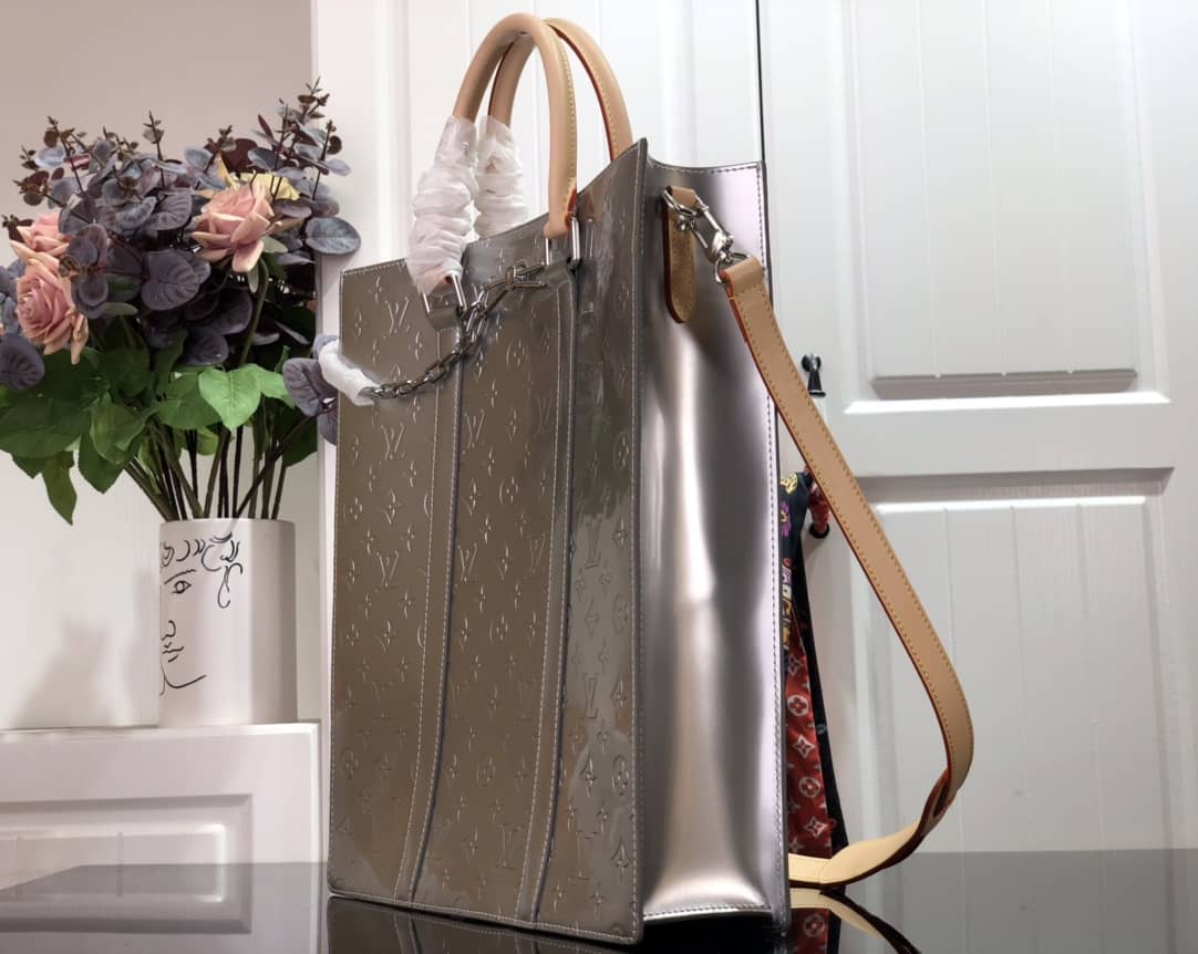 L0vis Vvtt0n Sac Plat Monogram Mirror Coated Shoulder Bag Replica Silver M45884