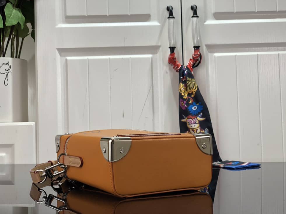 L0vis Vvtt0n Vertical Box Trunk Saffron Yellow M59666 Replica Shoulder Bag