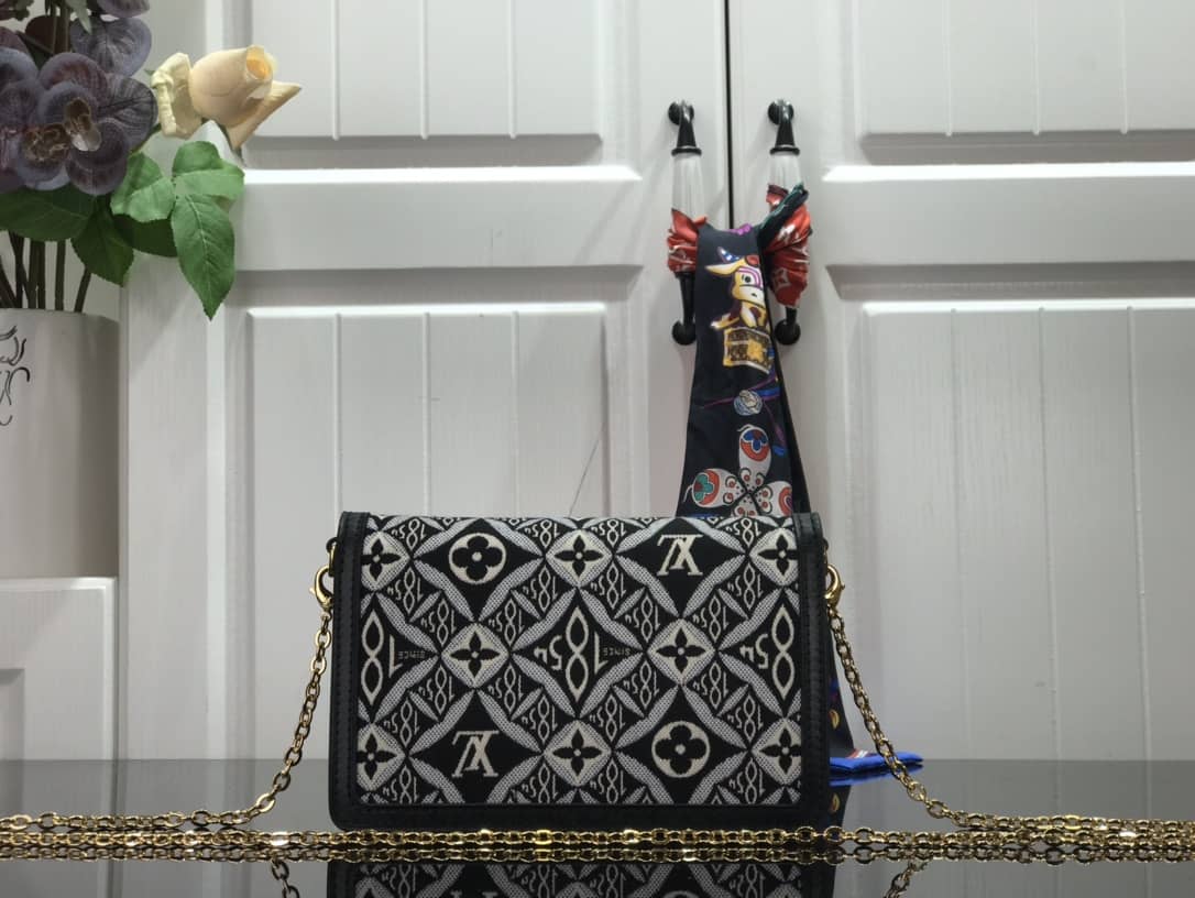 L0vis Vvtt0n Since 1854 Dauphine Chain Replica Wallet Black M69992