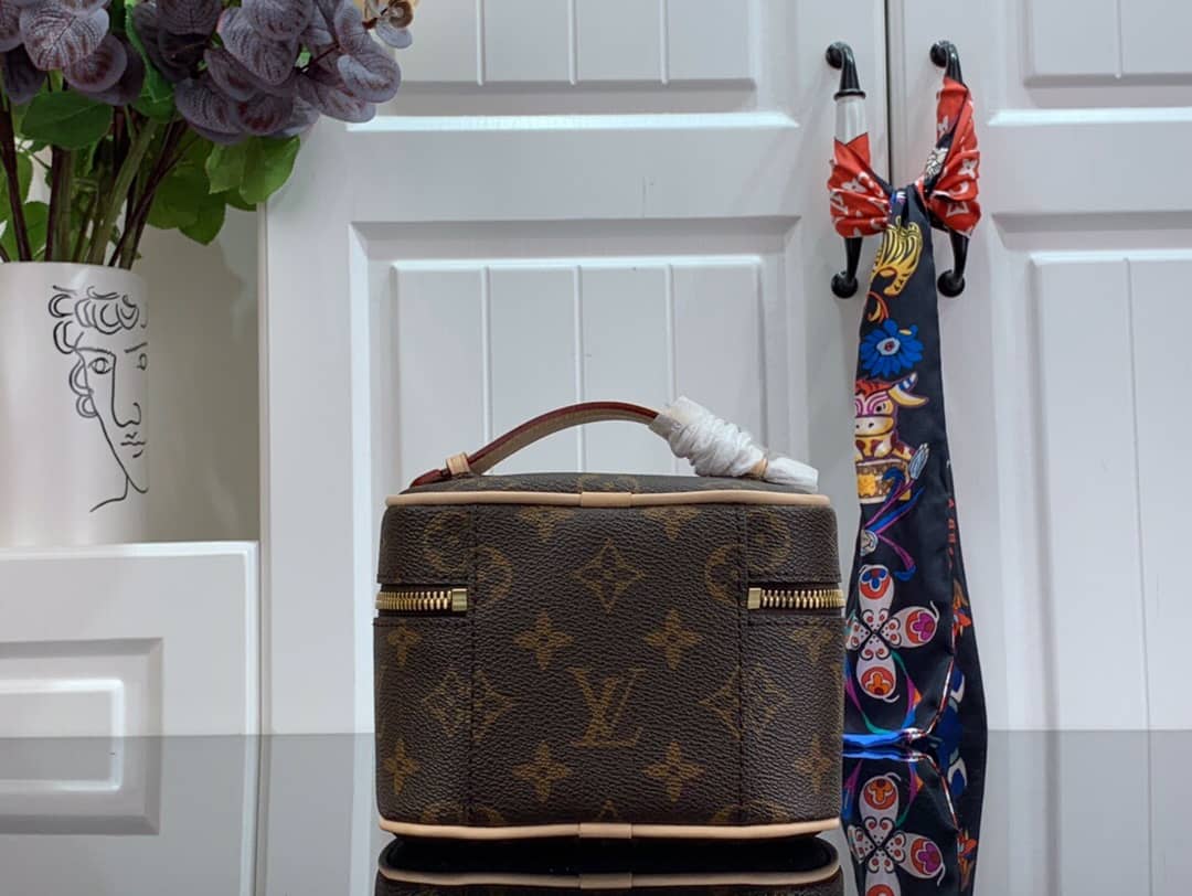 L0vis Vvtt0n Mini Monogram Canvas Beauty Case Replica M44496