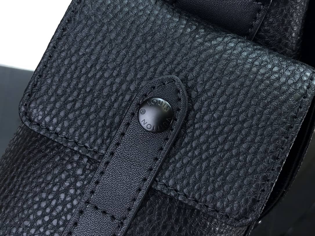 L0vis Vvtt0n Trunk Taurillon Leather Messenger Bag Replica Black M58494