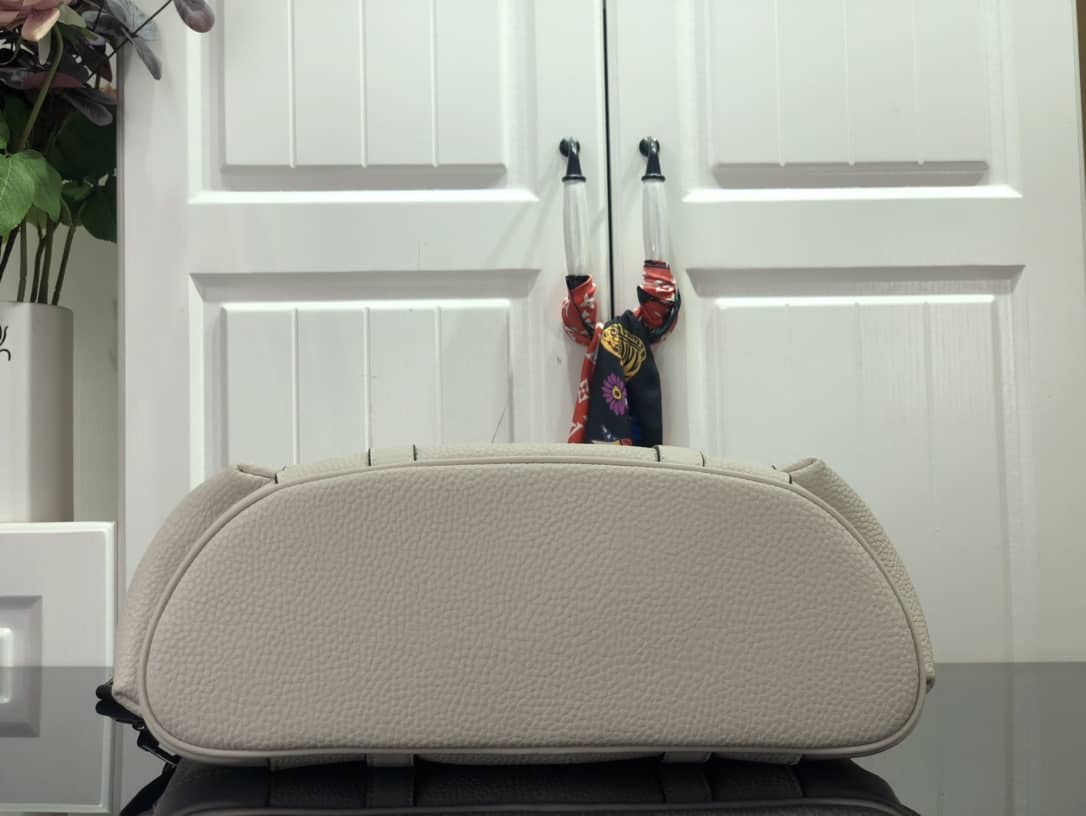 L0vis Vvtt0n Christopher Tote Replica M58479