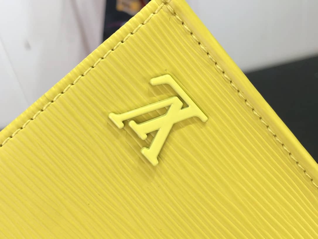 L0vis Vvtt0n Petit Sac Plat Flat Shoulder Bag Replica Yellow M80169