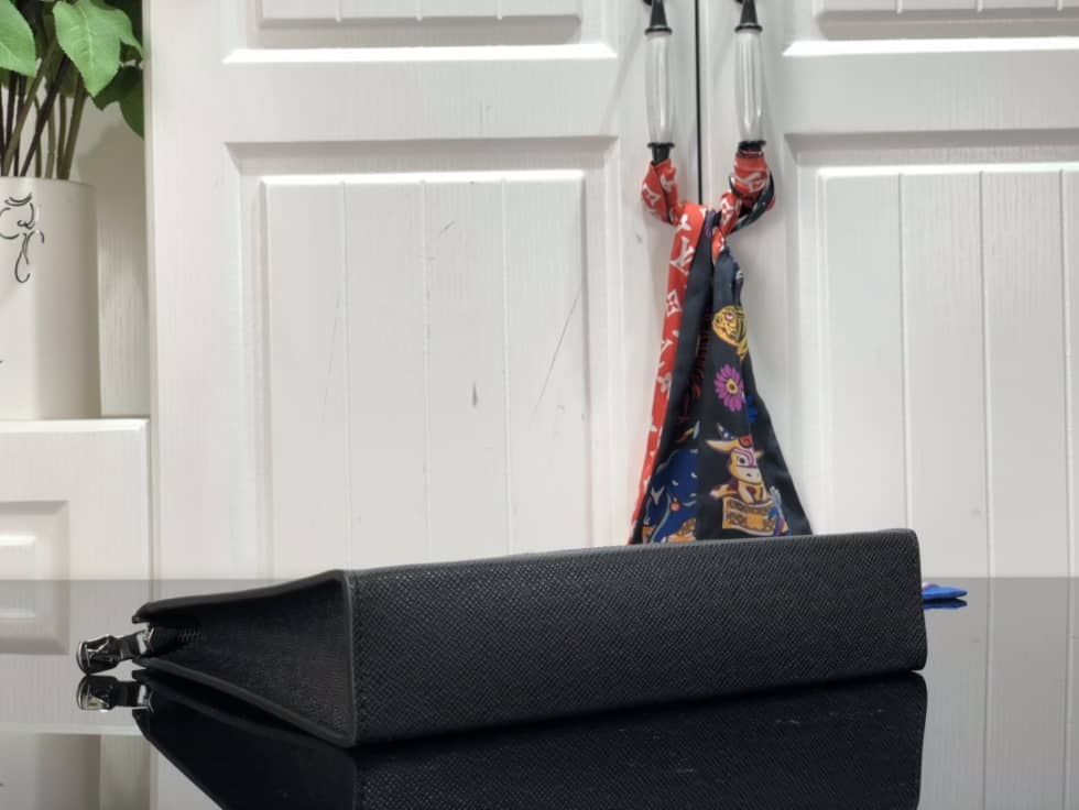 L0vis Vvtt0n Taiga Pochette Voyage Black M59147 Replica