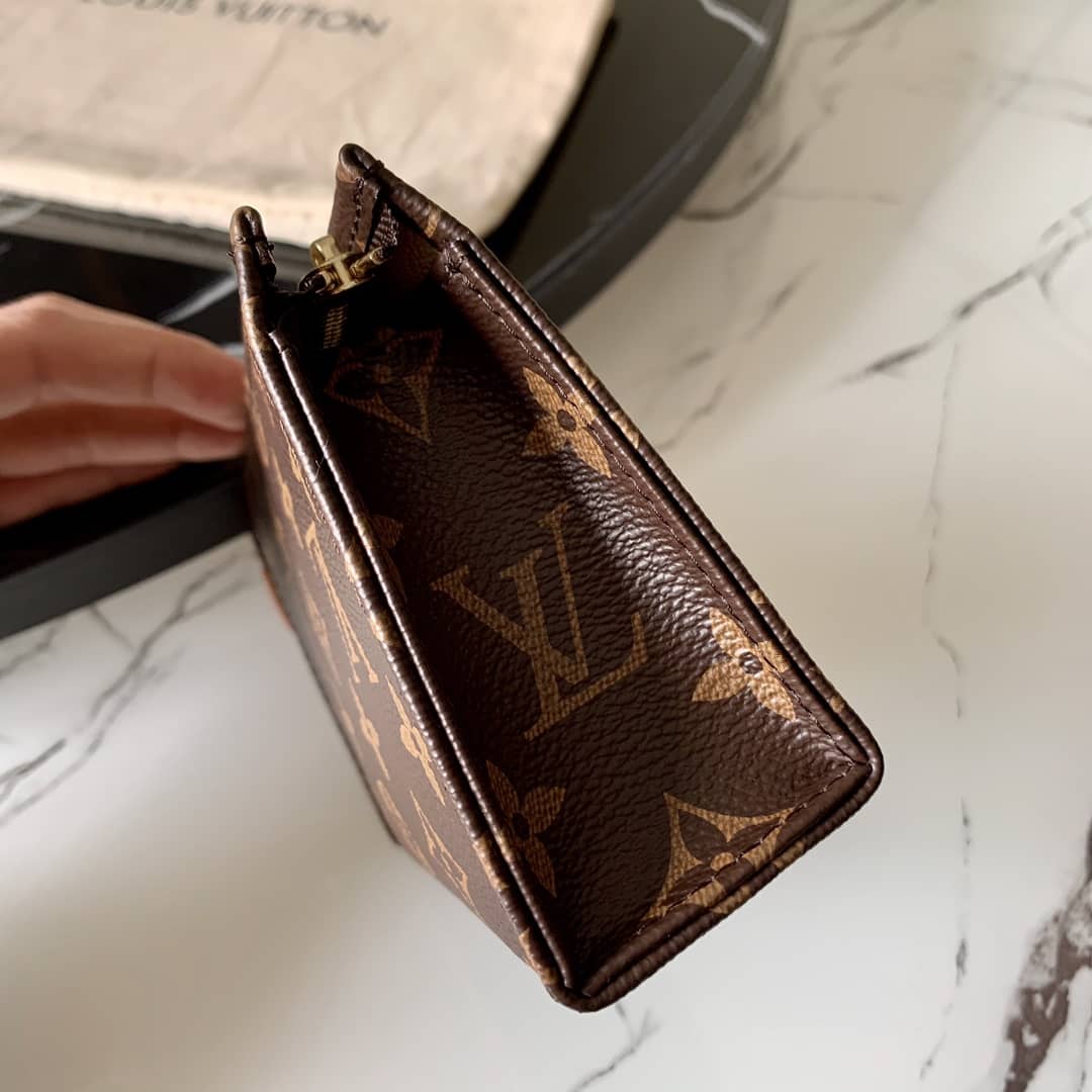 L0vis Vvtt0n Monogram Poche Toilette Cosmetics Pouch Replica M47546