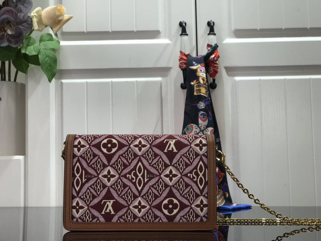 L0vis Vvtt0n Since 1854 Dauphine Chain Replica Wallet Red M69992