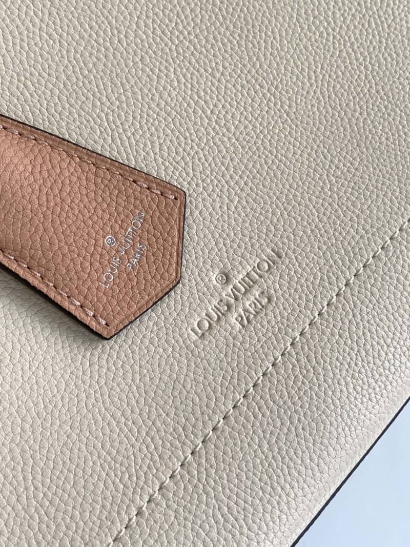 L0vis Vvtt0n Lockme Day 2Way Bag Replica M53647