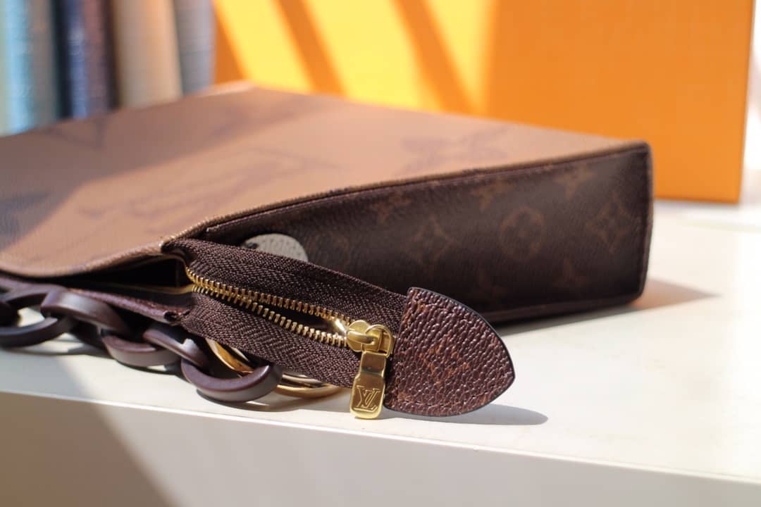 L0vis Vvtt0n Monogram Giant Toilet Pouch Crossbody Bag Replica M67692