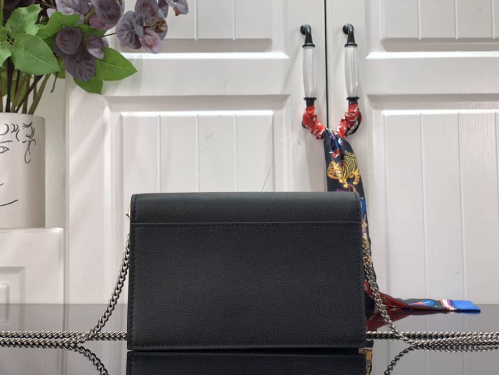L0vis Vvtt0n Pochette Lock Me Chain M63980 Replica Crossbody Bag