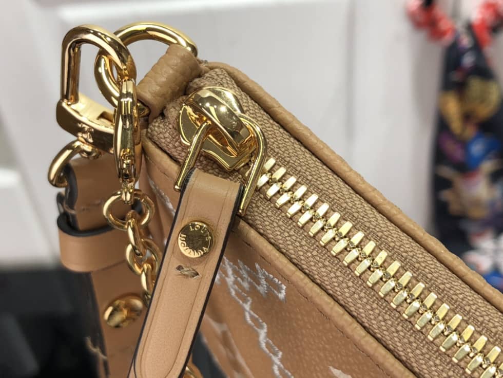 L0vis Vvtt0n Easy Pouch On Strap M81137 Replica Crossbody Bag