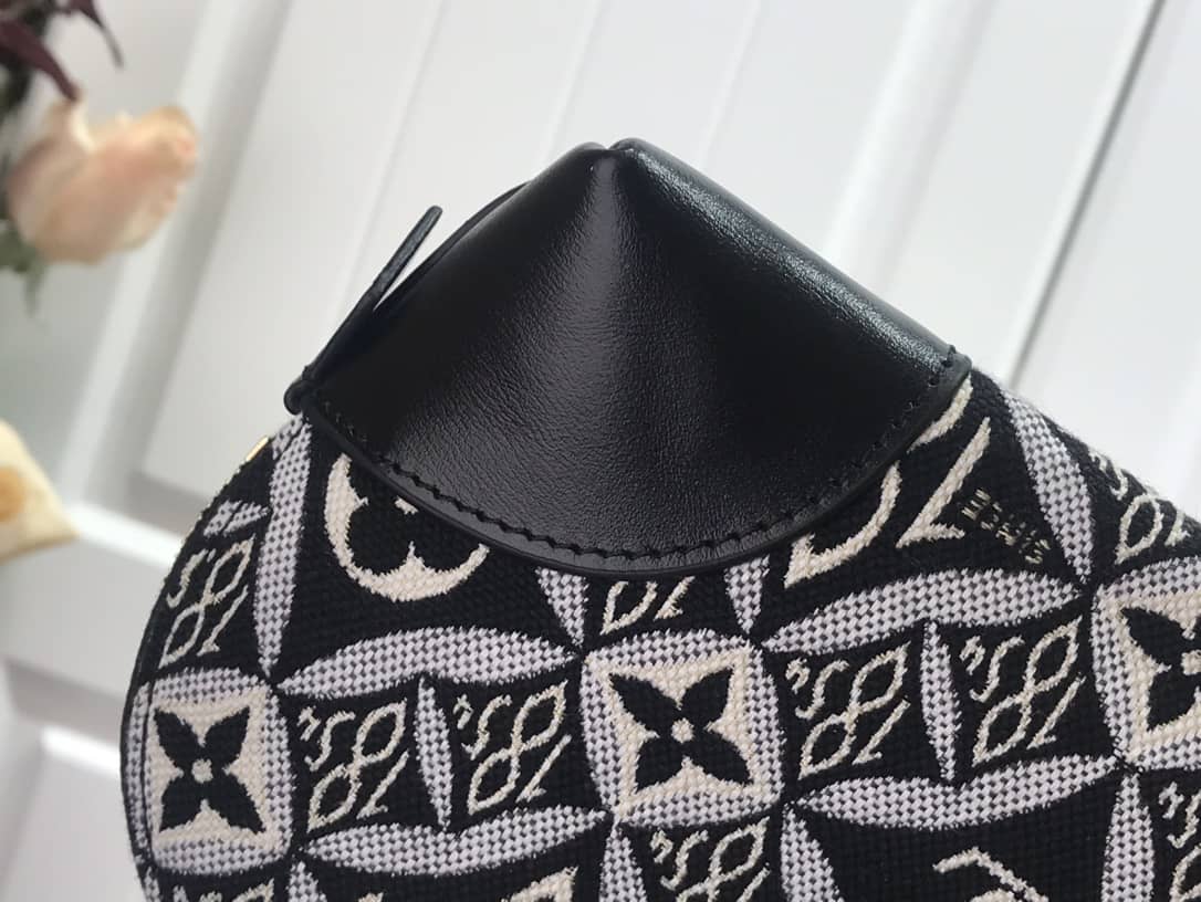 L0vis Vvtt0n Monogram Cosmetic Bag Replica Black M69991