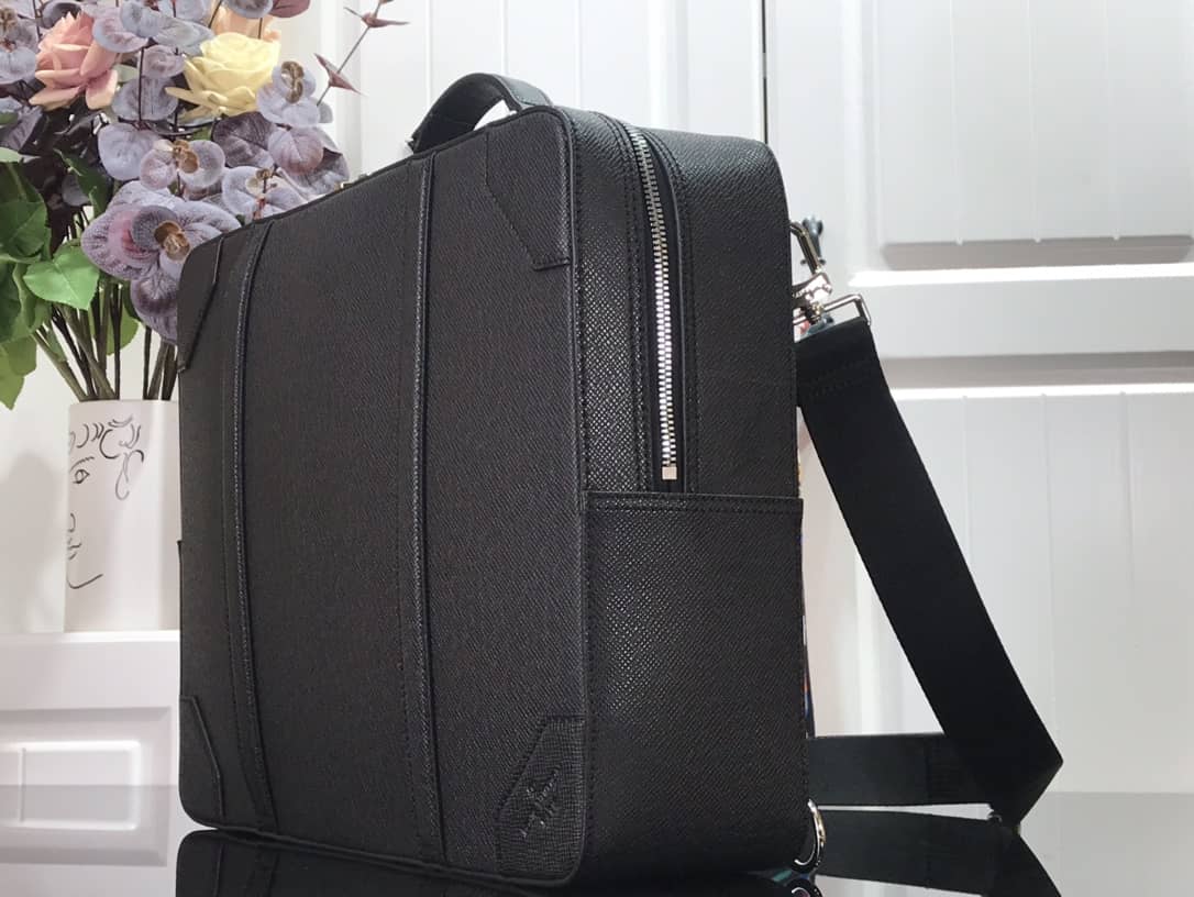 L0vis Vvtt0n Briefcase Taiga Leather Black M30769 Replica