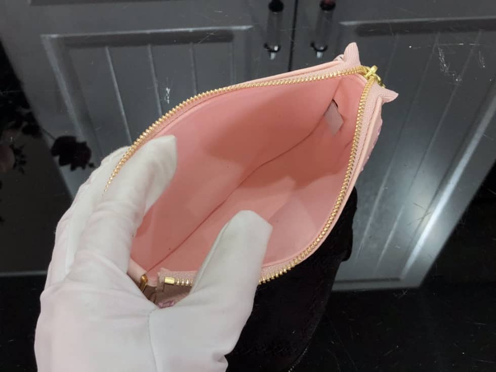 L0vis Vvtt0n Mini Pochette Accessoires Empreinte Broderies Pink M81140 Replica