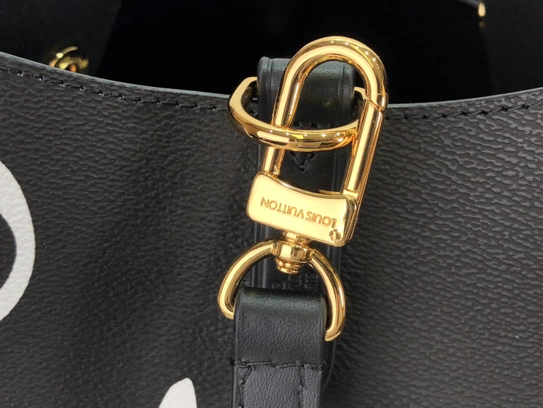 L0vis Vvtt0n Neo Noe Monogram Giant PVC Canvas Replica Shoulder Bag M45821