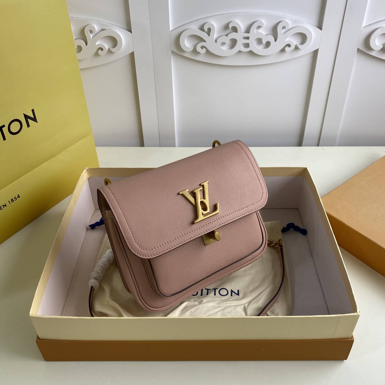 L0vis Vvtt0n Lockme Chain PM Replica Bag Pink M57073