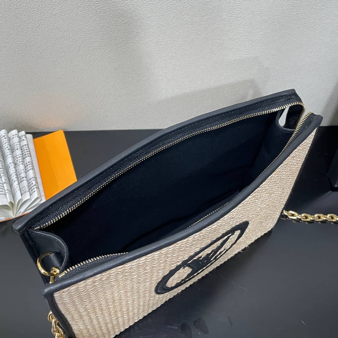 L0vis Vvtt0n Toiletry Pouch on Chain Circle Logo M81366 Replica