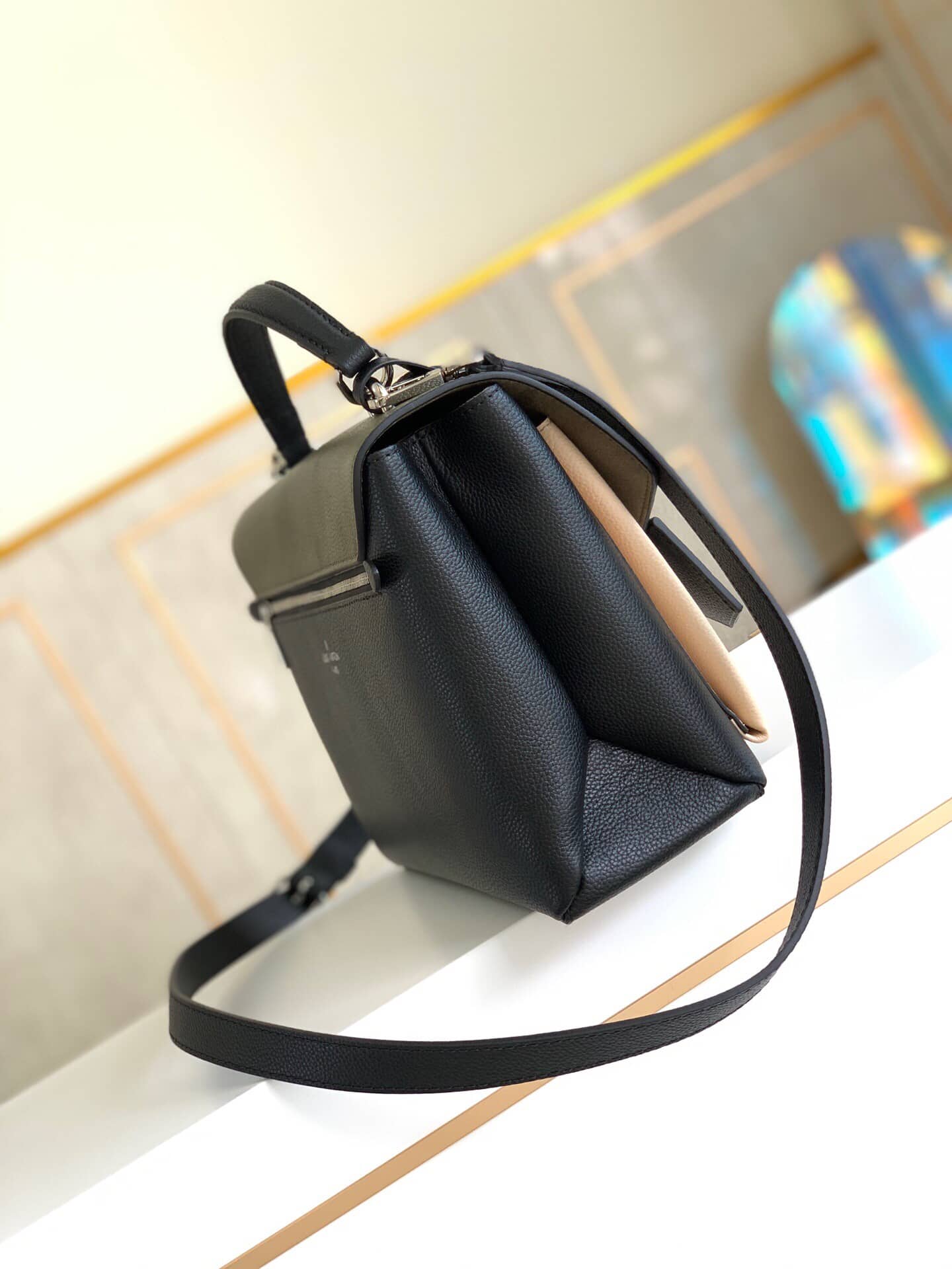 L0vis Vvtt0n Laurier Toffee Latte MyLockme Bag Replica M55323