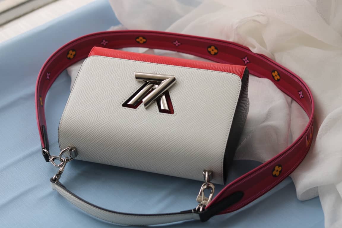 L0vis Vvtt0n Textured Epi Leather Twist Series Bag White