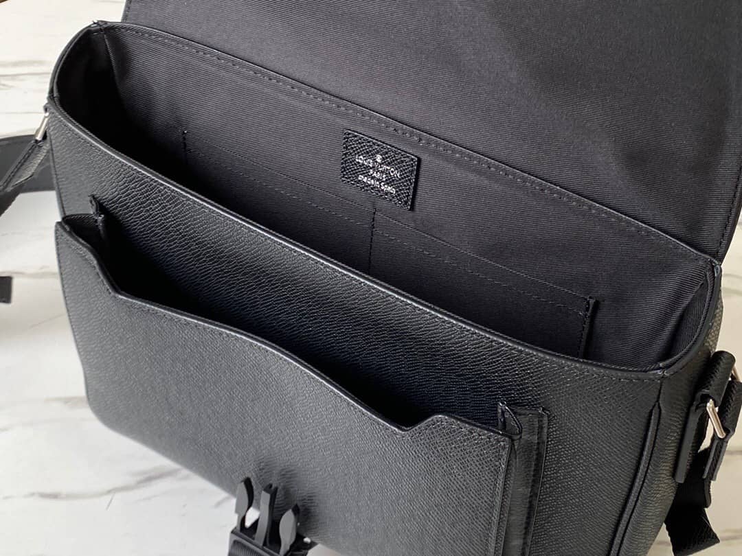 L0vis Vvtt0n Monogram Flap Leather Small Messenger Bag Replica Black M30746