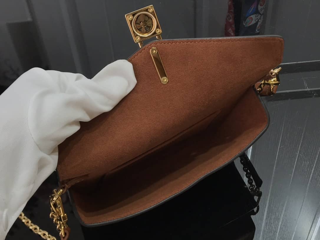 L0vis Vvtt0n Padlock On Strap Monogram Replica Shoulder Bag Brown M80559