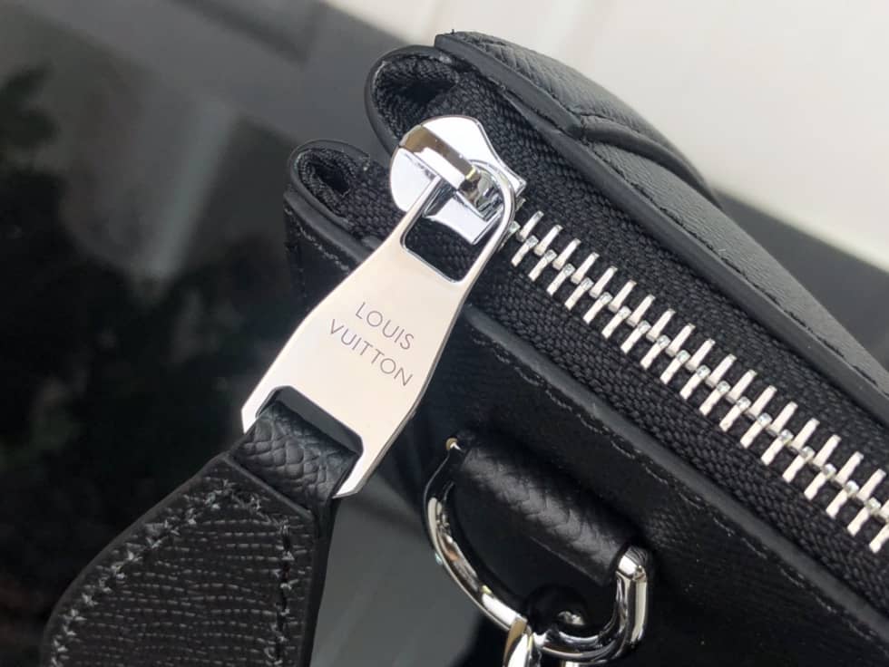 L0vis Vvtt0n Vertical Tote Satchel Shoulder Handbag M30811 Replica Mens Bag