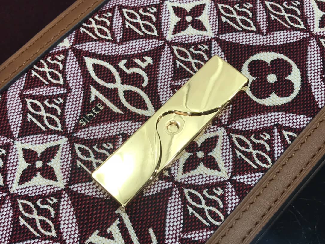 L0vis Vvtt0n Since 1854 Dauphine Chain Replica Wallet Red M69992