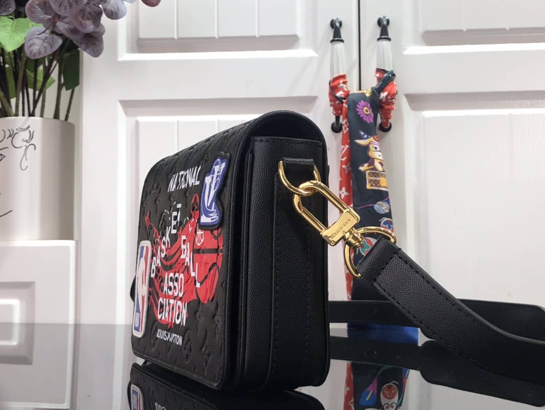 L0vis Vvtt0n NBA Studio Messenger Basketball Bag Replica M58498