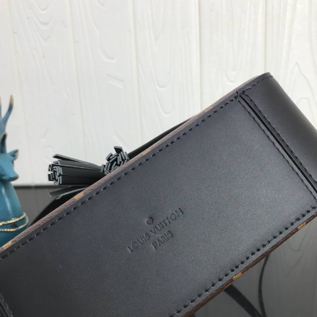 L0vis Vvtt0n Canvas Saintonge Replica Camera Bag Black M43555