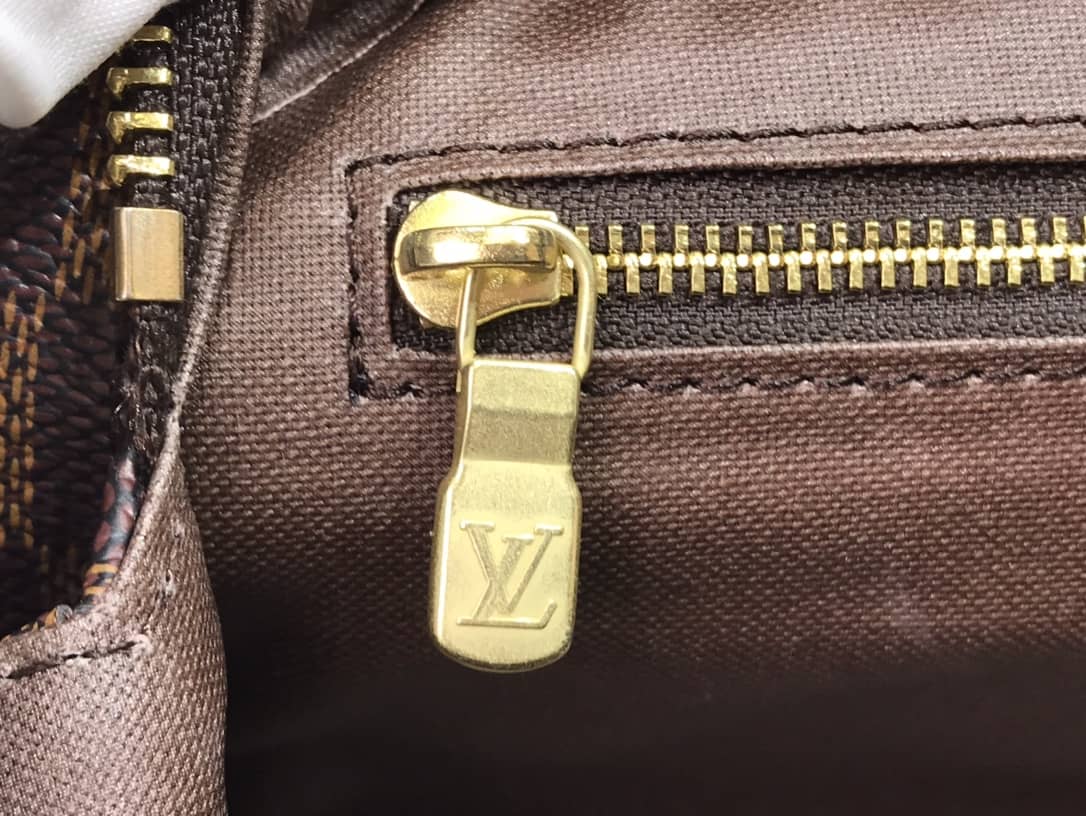 L0vis Vvtt0n King Size Toiletry Bag Replica M47528