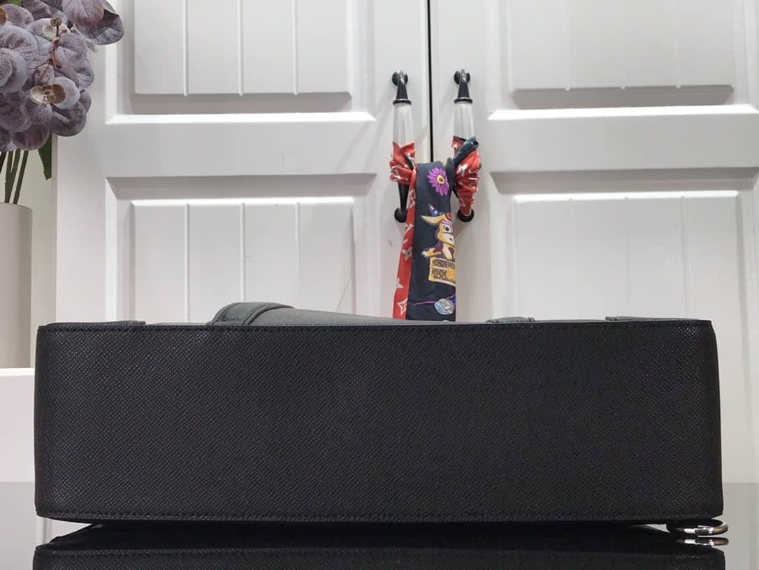 L0vis Vvtt0n Briefcase Taiga Leather Black M30769 Replica