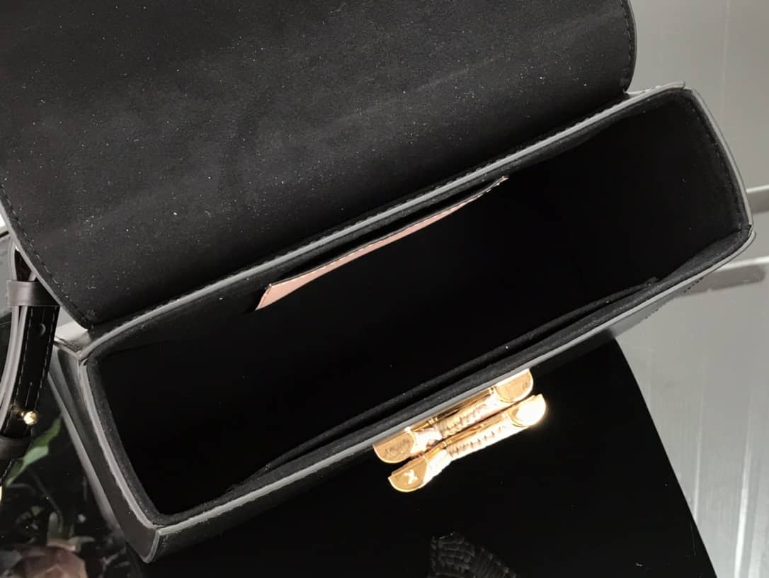 L0vis Vvtt0n Epi leather Twist MM Replica Handbag Black M57667